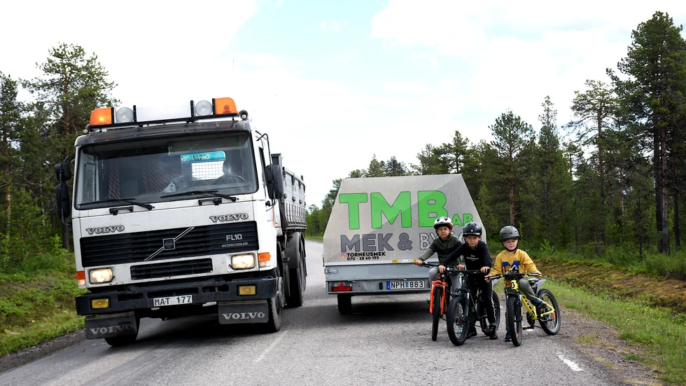 En gång- och cykelbana efter Paksuniemivägen är flera år bort enligt Trafikverket. 