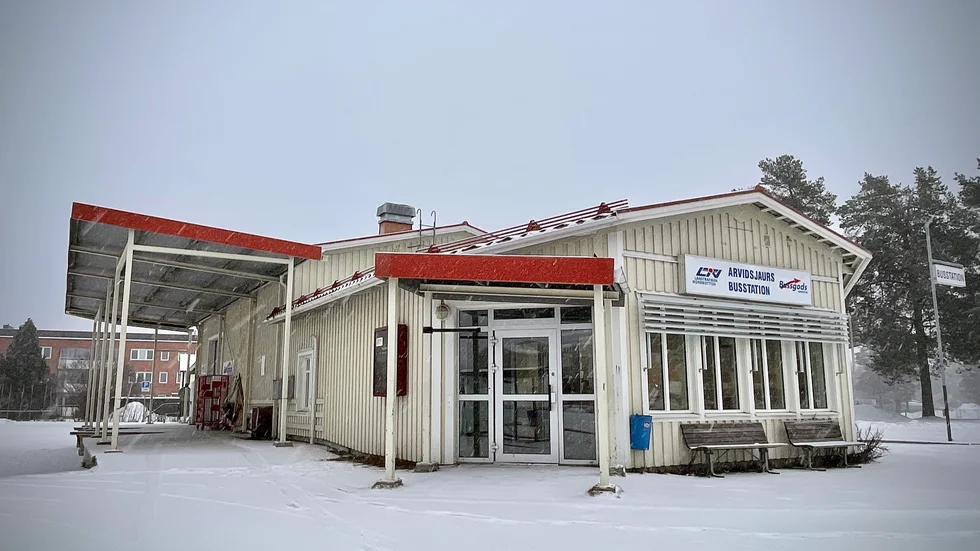 Länstrafiken i Norrbotten vill göra sig av med Arvidsjaurs busstation. Kommunen har lagt ett bud på noll kronor som ägaren nu överväger.