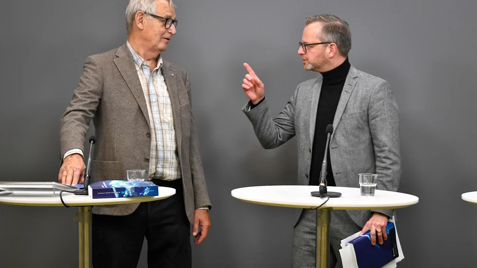 Inrikesminister Mikael Damberg (th) och utrikeshandelsminister Anna Hallberg (ej i bild) tar emot utredningen "En granskning av utländska direktinvesteringar" av utredare och tidigare ordförande för Högsta förvaltningsdomstolen Sten Heckscher (tv).
