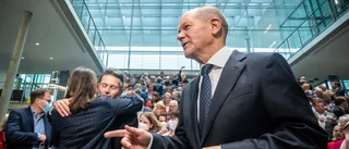 Klyftan mellan öst och väst blir politisk
