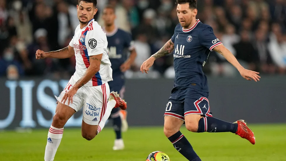 Lionel Messi, till höger, är fortfarande skadad och saknas i Paris SG:s möte med Montpellier i morgon. Arkivbild.