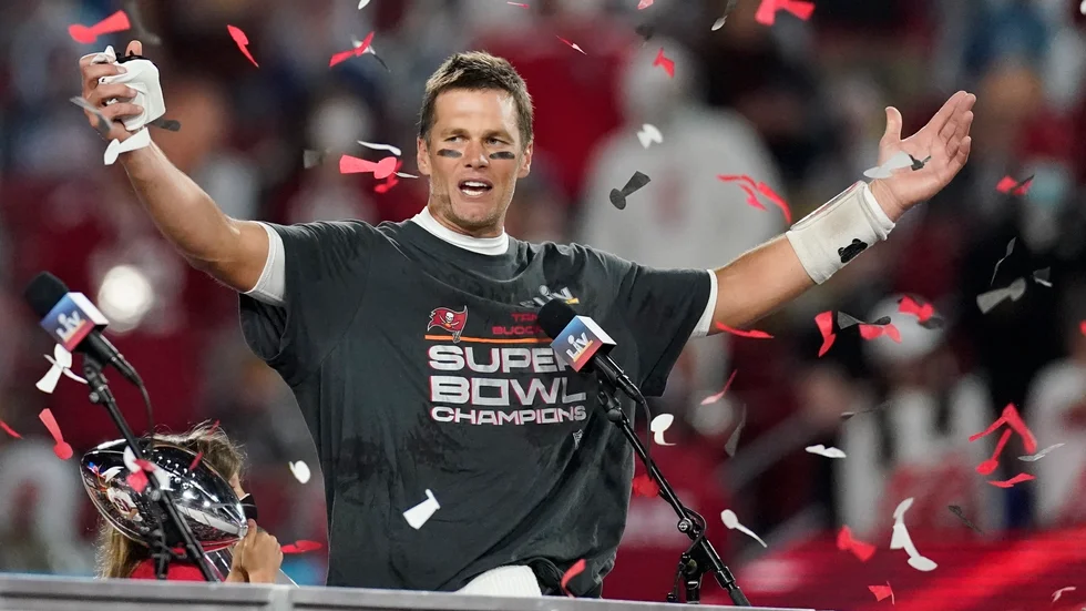 Tampa Bay Buccaneers quarterback Tom Brady förde laget till Super Bowl-titeln i våras, som 43-åring. Nu är han 44 och har börjat en ny NFL-säsong.