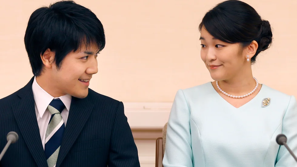 Japans prinsessa Mako och hennes fästman Kei Komuro ska gifta sig. Här en bild från en presskonferens 2017 där de meddelade att de förlovat sig. Men bröllopet har kommit att dröja. Arkivbild.