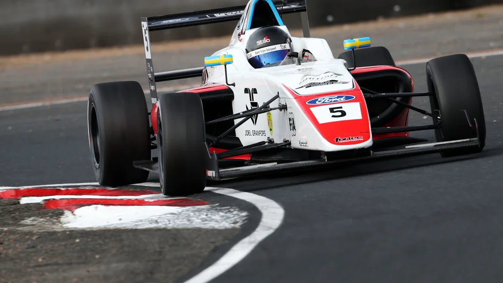 Joel Granfors är med i tätstriden av det brittiska F4-mästerskapet. Närmast väntar tre race på Silverstone under den kommande helgen.