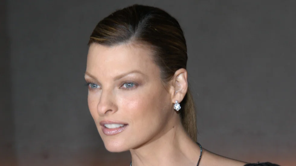 Linda Evangelista 2005, tio år innan hon säger sig ha fått sitt ansikte förstört av ett ingrepp. Arkivbild.
