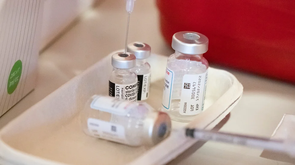 Trots att vacciner förhindrat ett oräkneligt antal miljoner dödsfall i sjukdomar som smittkoppor, tuberkulos, difteri, polio, mässling och nu också covid-19, har ännu inga vaccinforskare belönats med ett medicinpris under Nobelprisens 120-åriga historia, skriver Åke Spross.