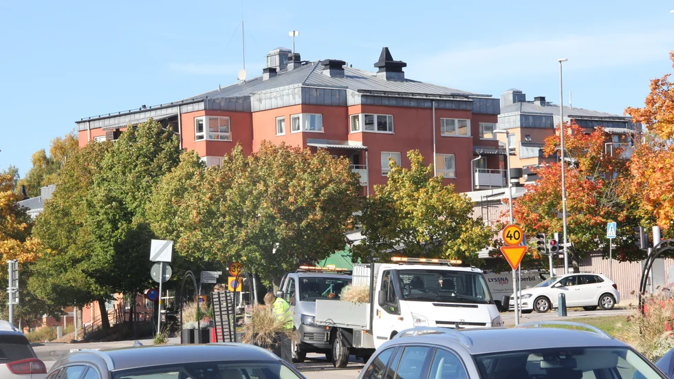 Vad ska ske i hus 2 och 4 i Pomona-kvarteret (bilden) och kommer husen att stå tomma framöver? Den frågan vållar nu het debatt i Håbo kommun.