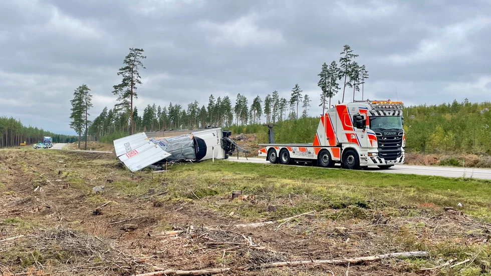 Vid 09.30 hade dragbilen forslats bort. Det välta släpet låg dock fortfarande kvar, och övrig trafik passerade platsen växelvis.
