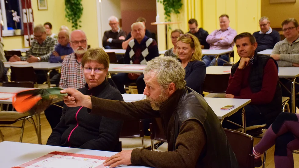 "Jag tycker att Telia ska ta fram plånboken och göra klart fiberprojektet. Då hissar vi Telias flagga på nationaldagen", säger Freddie Honett under onsdagens möte i Locknevi. 