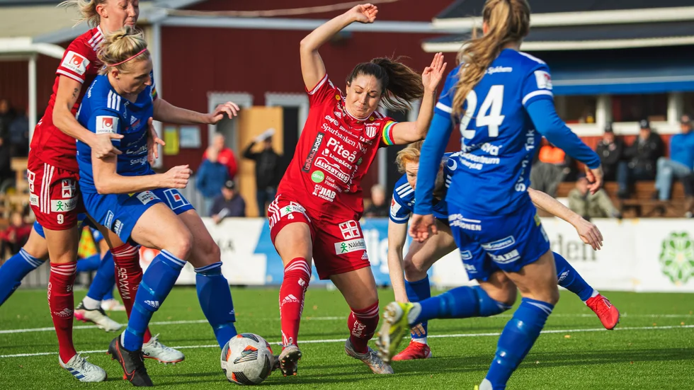 Piteå IF, här Cajsa Hedlund och Josefin Johansson, avslutar damernas allsvenska fotboll hemma mot Kristianstad idag lördag.
