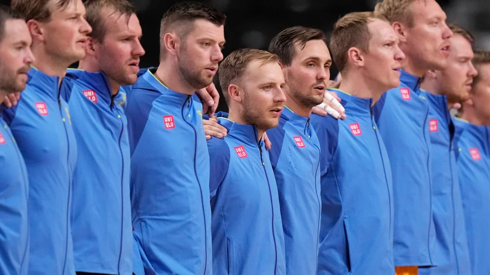 Svenska laget lyssnar på nationalsången inför matchen mot Portugal.