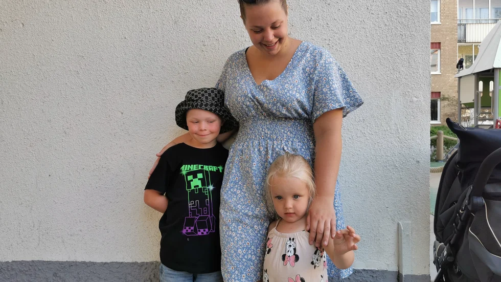 Emilia Hägglund, 26, tillsammans med sina två barn Elias, 7, och Isabelle, 3. Familjen Hägglund har hjärtat på rätt ställe och hyllas på Facebook för sitt engagemang.