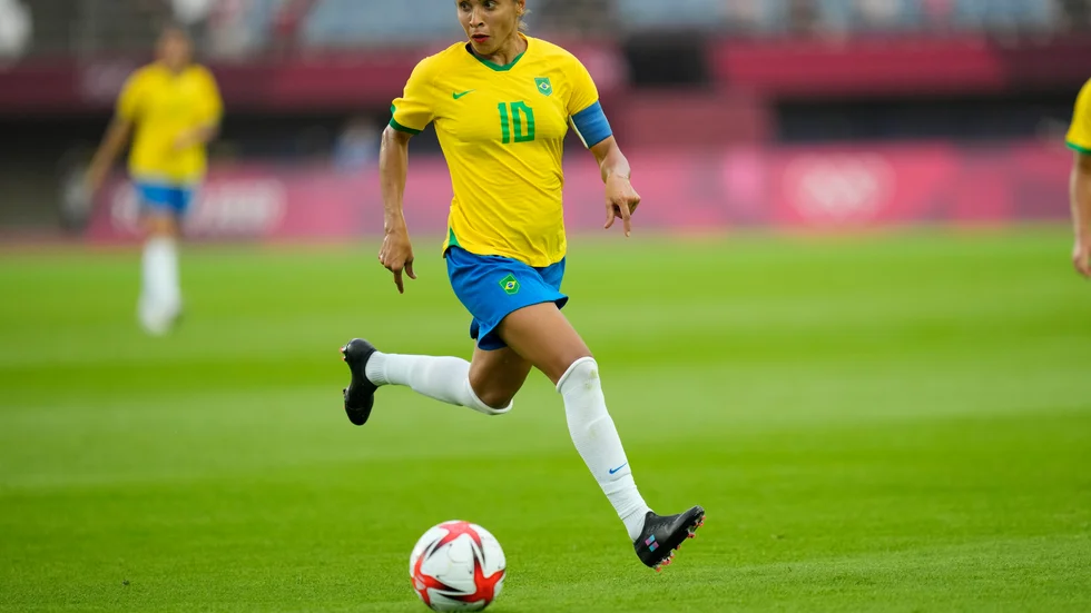 Brasiliens Marta under premiärmatchen mot Kina.