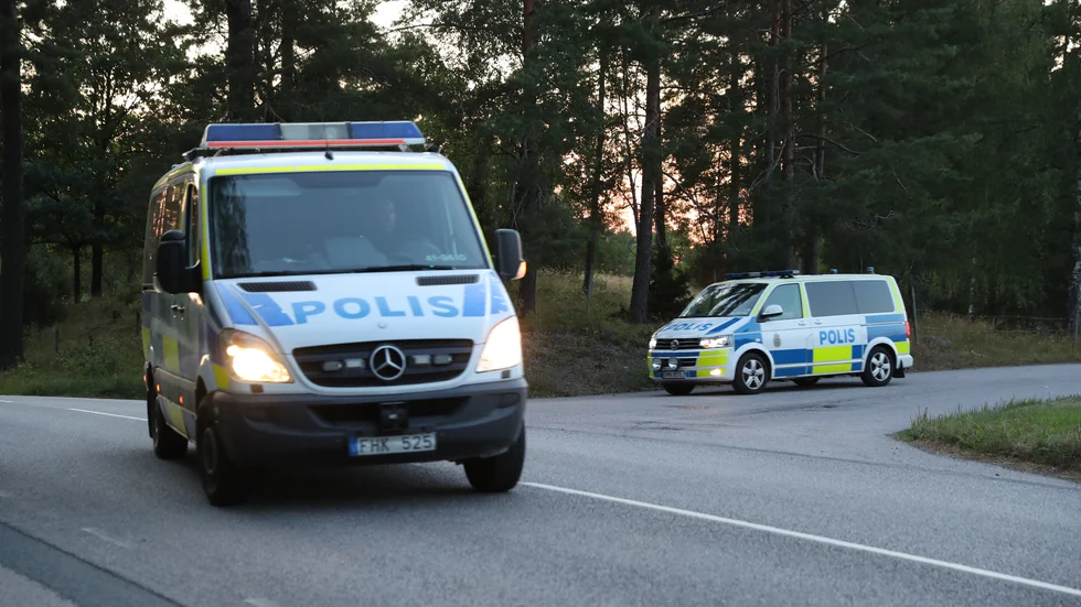 Två polispiketer lämnar området vid Hällbyanstalten, där en stor insats pågick under onsdagen sedan två morddömda fångar tagit personal i gisslan.