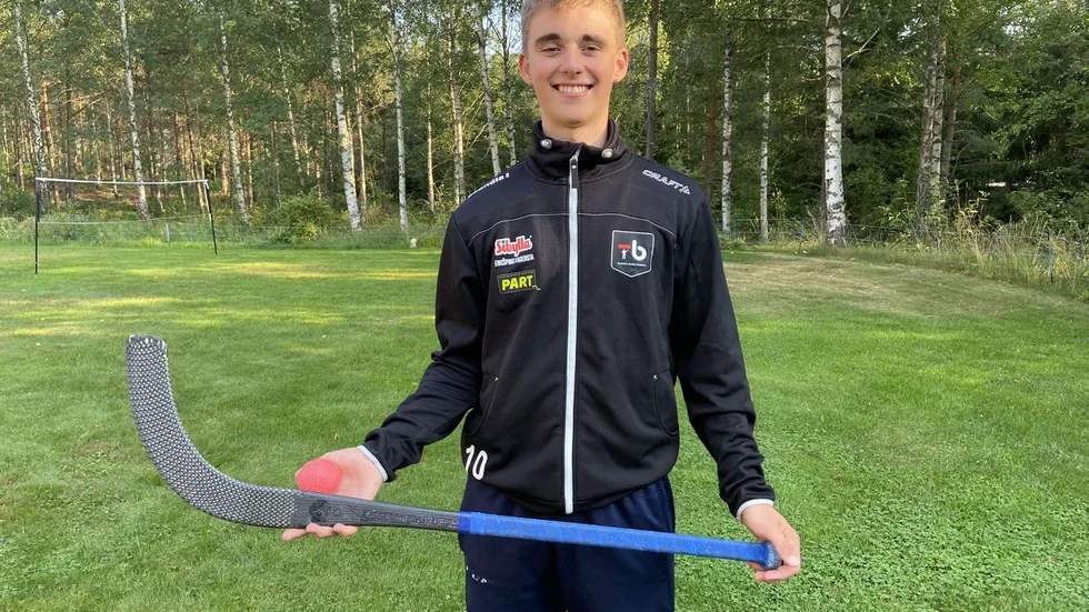 15-årige Oskar Alfredsson har fått A-lagskontrakt med allsvenska Tillberga Bandy.