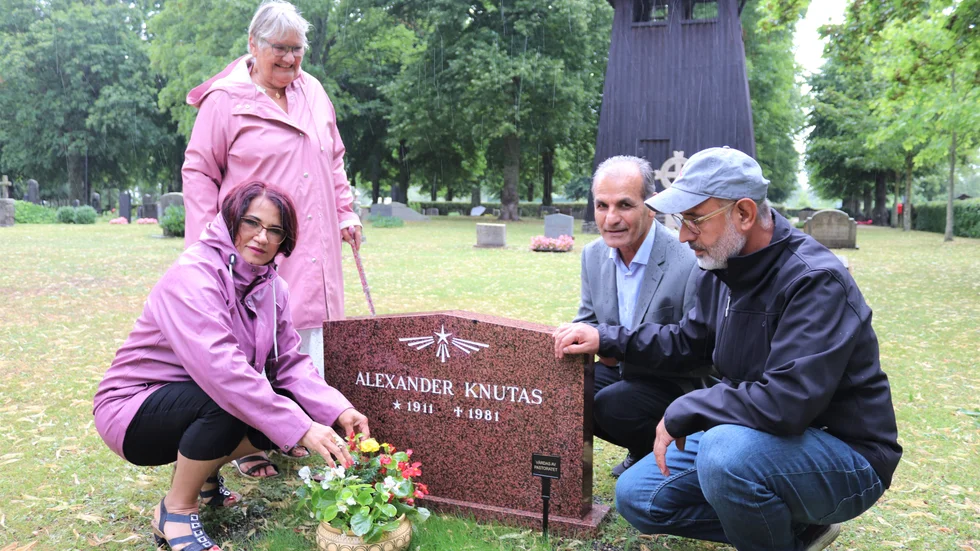 Den restaurerade gravstenen över Sleman-Alexander Knutas. Här med Christina Knutas, Suzana Barmani, Josef Erdem och Mem Dogala.
