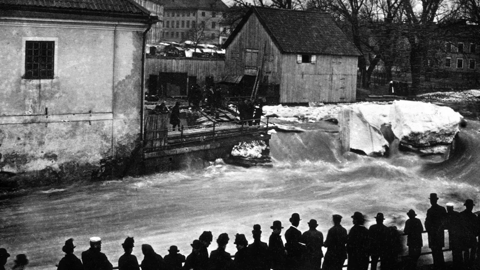 Att titta på ”Svartbäcksgubbar”, det vill säga vårens islossning i Kvarnfallet i Uppsala, var folknöje på 1880-talet.