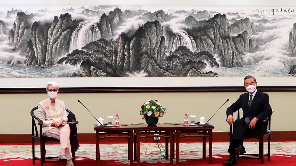 Wendy Sherman och Wang Yi poserar i Tianjin på måndagen.