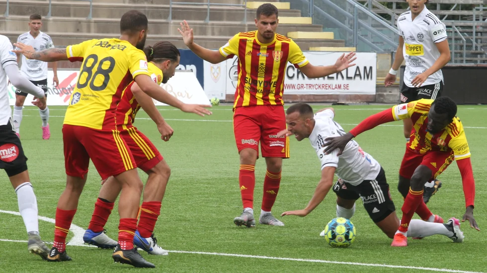 Motala AIF, här Valon Silka, togs hårt av Syrianska FC, men dominerade matchen och hade 2-0 och en man mer på Södertälje fotbollsarena. Men på ett märkligt sätt kunde Syrianska göra två mål på slutet och snuva Maif på segern.