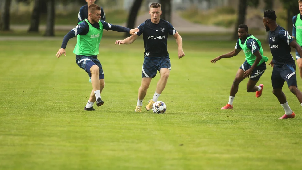 Viktor Agardius omringad av lagkamrater under IFK Norrköpings lördagsträning. De sista förberedelserna inför mötet med IFK Göteborg. 