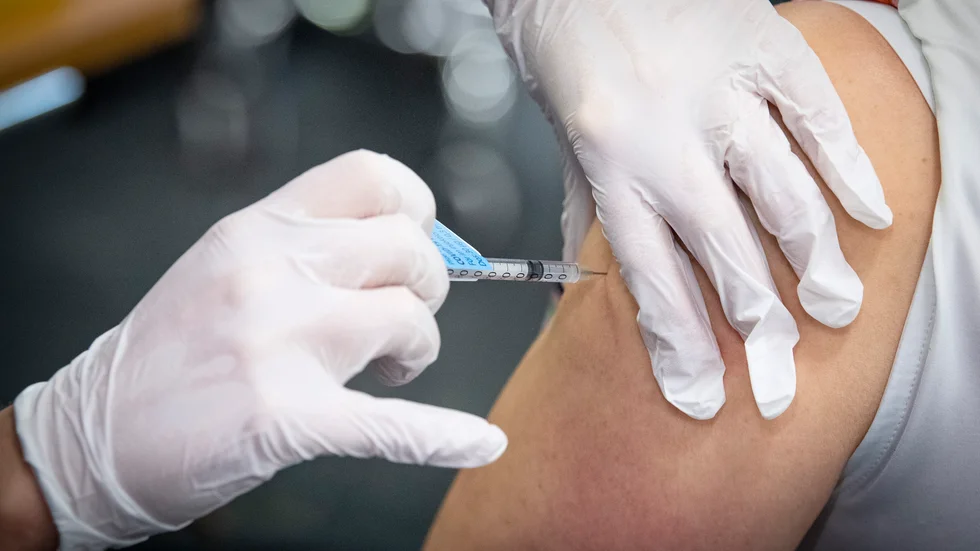 Sedan 1 september kan äldre ta den femte dosen covidvaccin. Arkivbild.