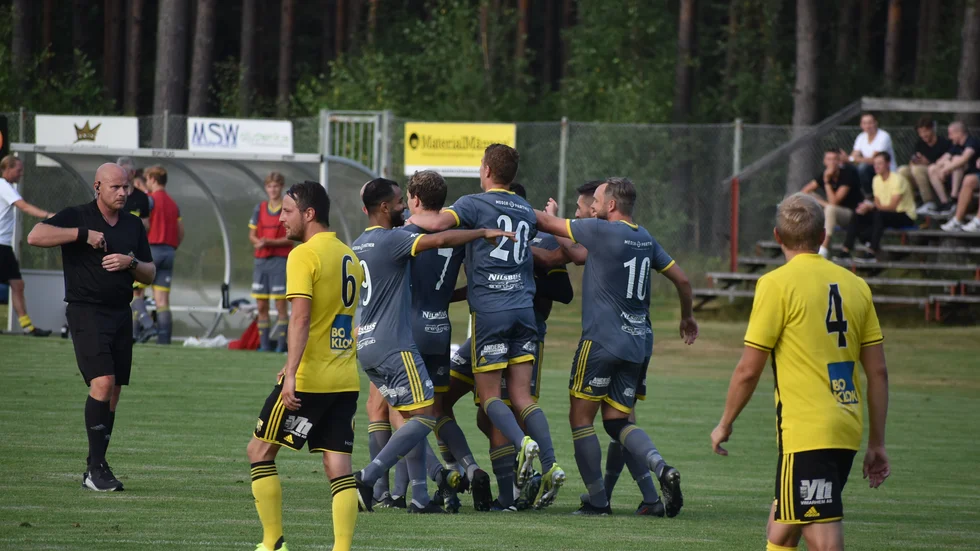 Vimmerby IF jublar efter cupsegern på Gullemon.