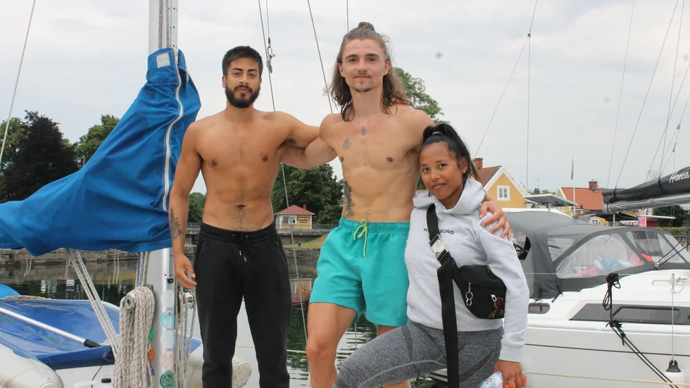 Javier, 24, Roberto Arias, 26 och Nadja Duangdam, 23, ligger till med sin segelbåt i Motala hamn.