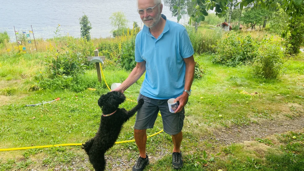 Rolf Brunell fick sitt nödvändiga covidbevis bara en dag före utlandsresan, och han uppmanar andra att vara ute i god tid med att kontrollera så uppgifterna stämmer. Nu är det skönt att vara hemma i den svenska sommaren igen, och de dagliga promenaderna med hunden Silla.