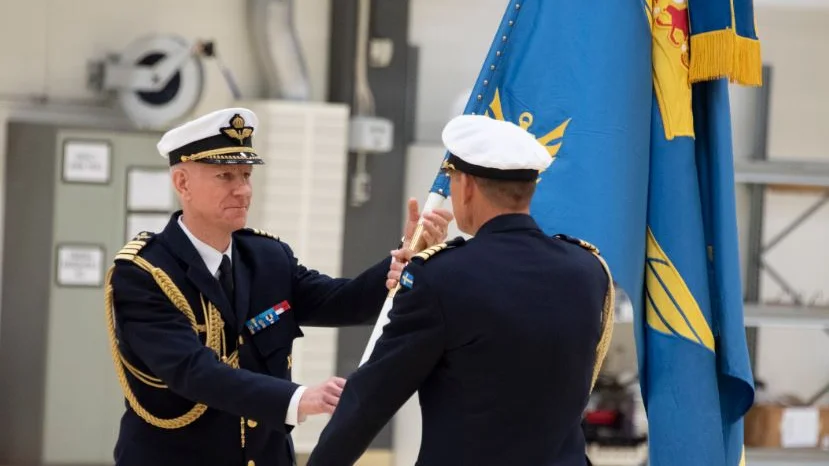 Mats Antonson tog på onsdagen emot helikopterflottiljens fana ur händerna på Jonas Nellsjö. 