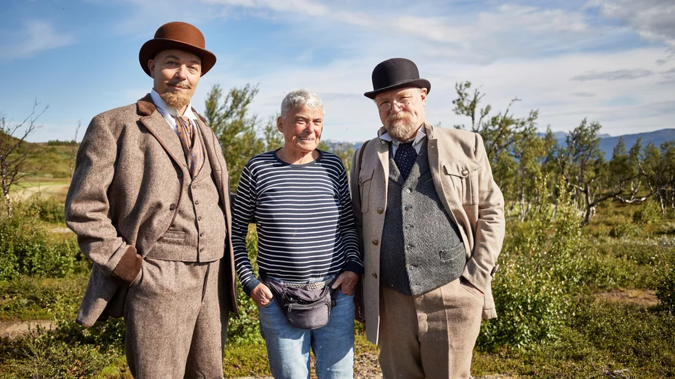 Skådespelarna  Ingmar Wirta som spelar Knut Wallenberg och Åke Arvidsson som spelar Ernst Thiel. I mitten regissören Maj Wechselmann.