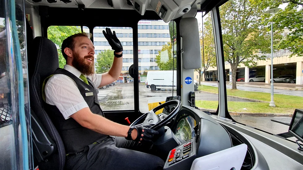 Det är ett ständigt vinkande. "Lastbilschaffisar hälsar bara på dem från samma åkeri men hos oss är det kutym att hälsa på alla busschaufförer man möter".