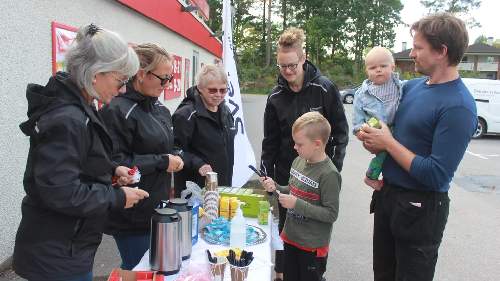 Efter en lång tid med covid-19 marknadsförs kyrkans barnverksamhet på ett helt nytt sätt. I Mörlunda fick pedagogerna Weronica Swensson, Frida Rahmic, Anne-Marie Jensen och Cicci Stenfeldt Johansson en liten pratstund med Helmer och Folke Pleijert med Karl på armen. Kvar att besöka är Hultsfred på onsdag.