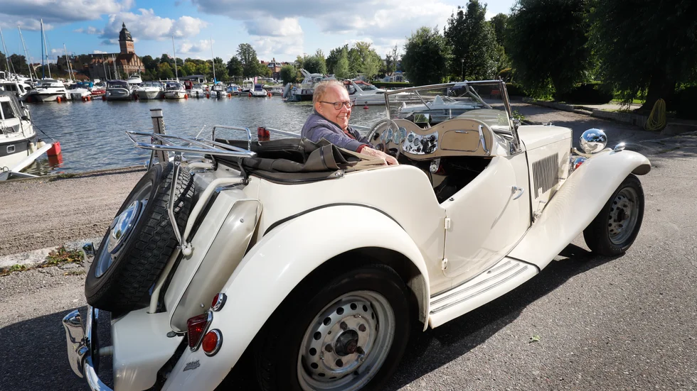 "Det känns kul att köra omkring i en bil med samma fina årgång som en själv", säger Stig Svallhammar om sin MGTD från 1951.
