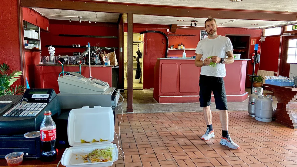 Charlie Stenberg plockar ihop det sista innan restaurang Läget ska rivas.