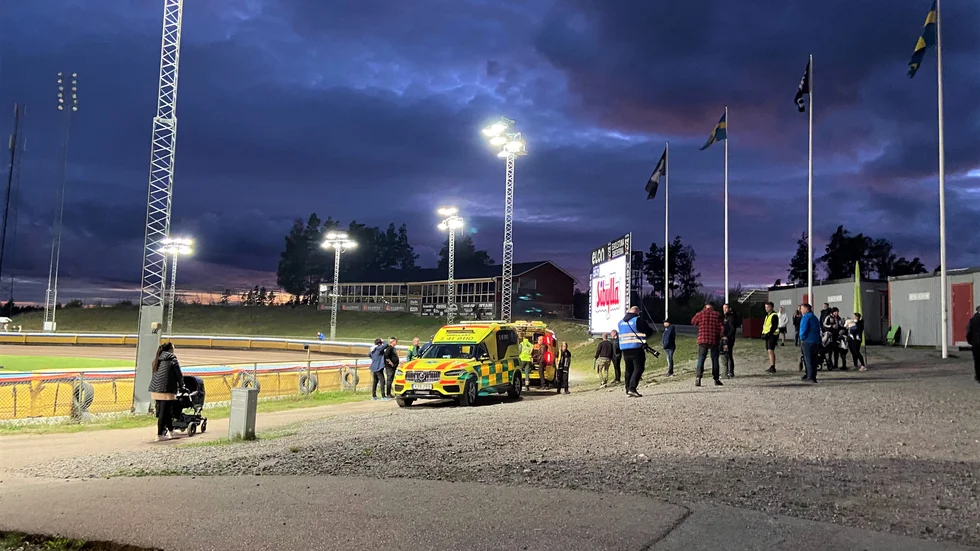 Daniel Henderson lämnade arenan i ambulans efter den svåra kraschen. Han var då vid medvetande.