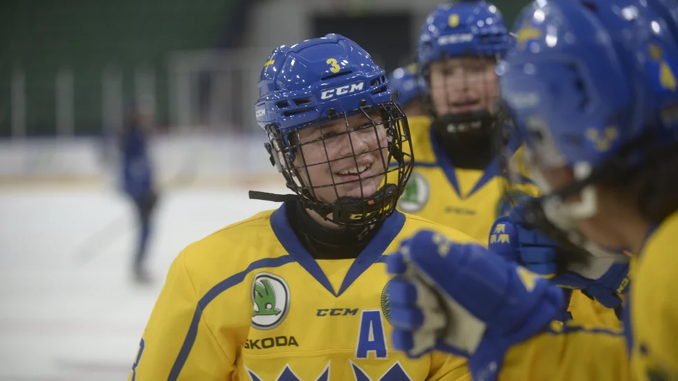 Mira Jungåker firar sitt mål i matchen mot Finland som Sverige vann med 5-2 under fredagskvällen på Rosvalla. 
