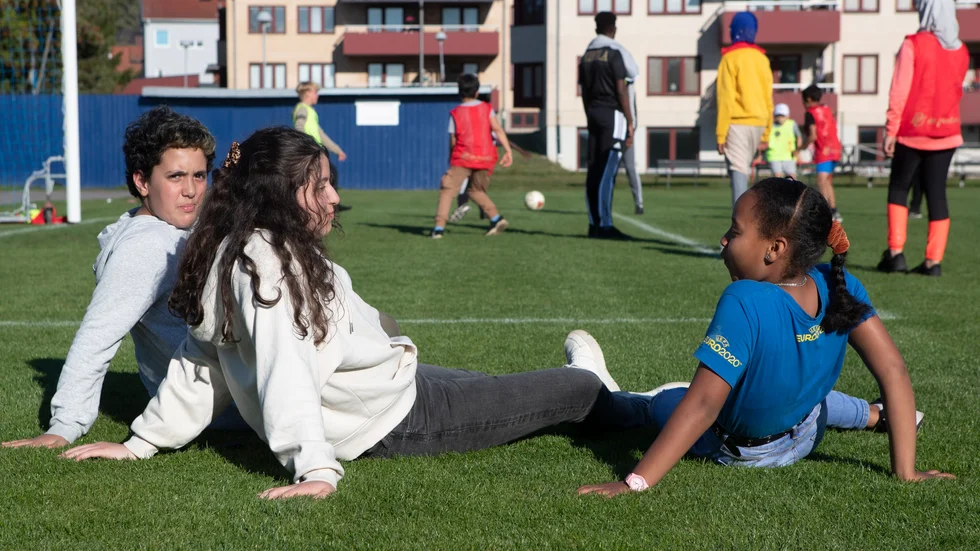 Adam Hafez Mohammed, Suha Basas och Radas Haile nöjer sig med att titta på när de andra spelar fotboll. Möjligheten att få hjälpt med läxorna och umgås med kompisar två gånger i veckan menar de är ett bra initativ av Dribbla United. 