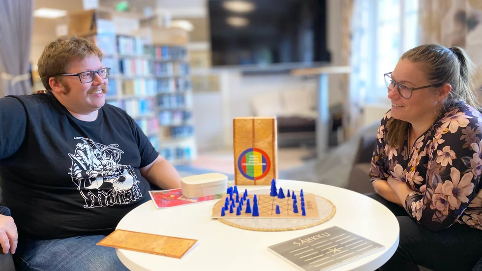 Samuel och Cecilia hoppas på ett bygge av ett samiskt spel i större skala att ha i biblioteket. 