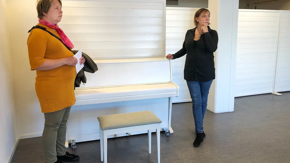 Kulturarbetarföreningen Omkultur hade tänkt utöka sin verksamhet i de lokaler de hyr av Fiskbutiken intill, redan innan pandemin. "Vi skulle ha kulturkvällar här, men det blev ingenting av det, corona kom emellan", beskriver Pia Bark till vänster). Moa Frisk till höger. 