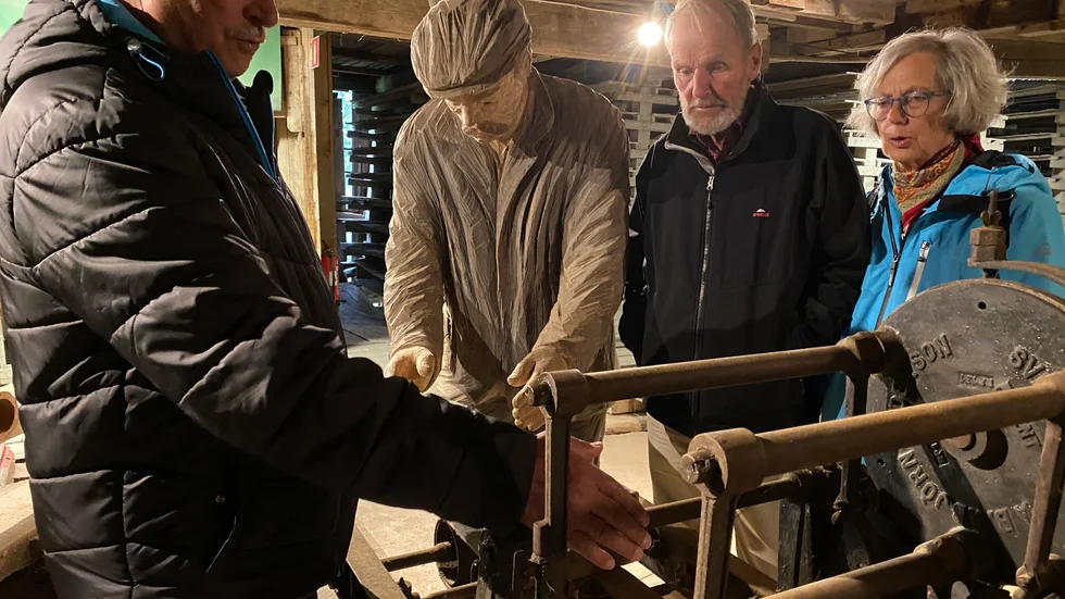 Tegelbruksmuseet. Bosse Gustavsson berättar hur arbetet i bruket gick till. Här lyssnar Anette och Börje Folkesson.