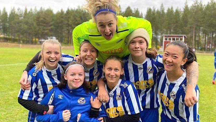 Serieledande Medle jublar efter 7–0-segern mot Bureå.