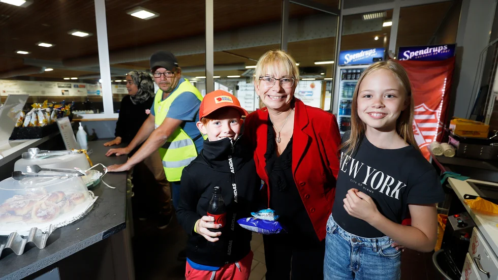 18 september. Restriktionerna lättar och SIBK:s vice ordförande Maarit Nilsson hoppas på högtryck i klubbkiosken i Thomas arena. Under seriepremiären tog fansen Elliot Trolle och Emilia Sipola en fika i pausen. 