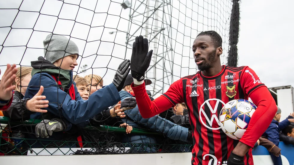 Östersunds tremålsskytt Blair Turgott firar med fansen.
