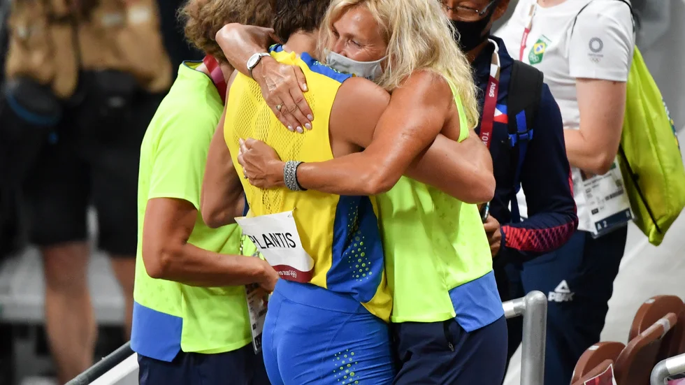 Armand Duplantis kramade om sin mamma och fystränare Helena på läktarplats på Olympiastadion i Tokyo.