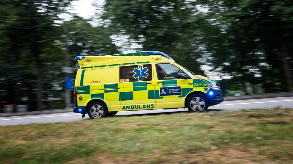 En man fördes till sjukhus efter att ha skjutit sig i knät med en spikpistol.