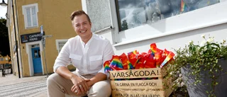 Han delar ut 1000 prideflaggor: "Fint att höra föräldrarna berätta vad flaggan står för"