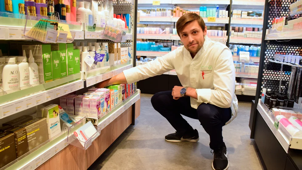 "Vi ser en rejäl ökning på försäljningen av lusmedel och det har att göra med att lössen är mer aktiva under sommaren och barnen är mer aktiva", säger apotekschef Alex Nordqvist framför raden av lusmedel inne på Apotek Hjärtat.