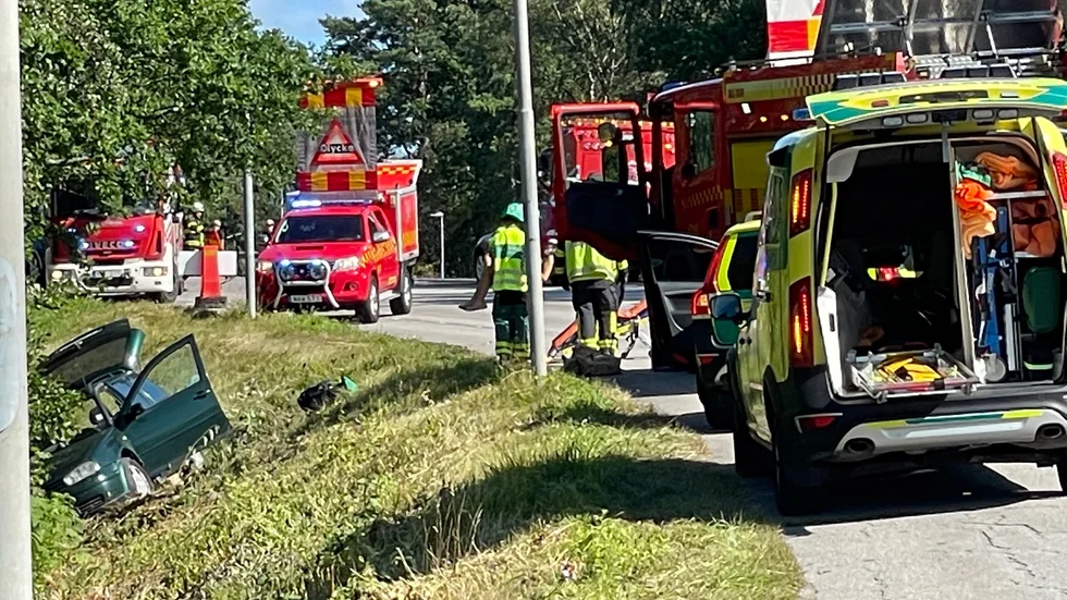 En kvinna fördes med ambulans från olycksplatsen.