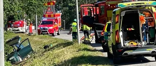 Bil i diket – en person skadad