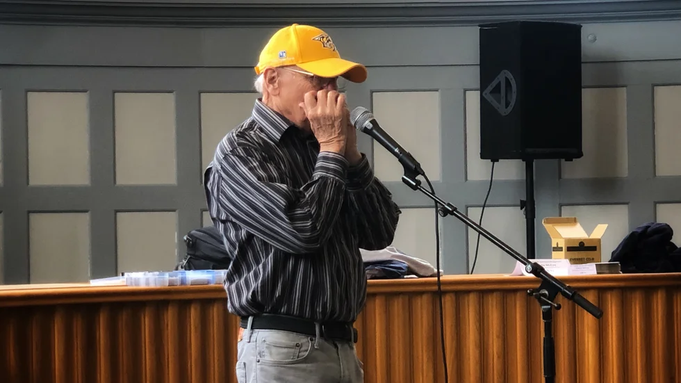 Charlie McCoy är främst känd för att spela munspel. 